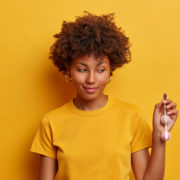 Frau hält Liebeskugeln in der Hand