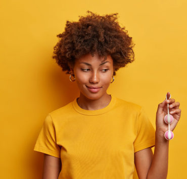Frau hält Liebeskugeln in der Hand