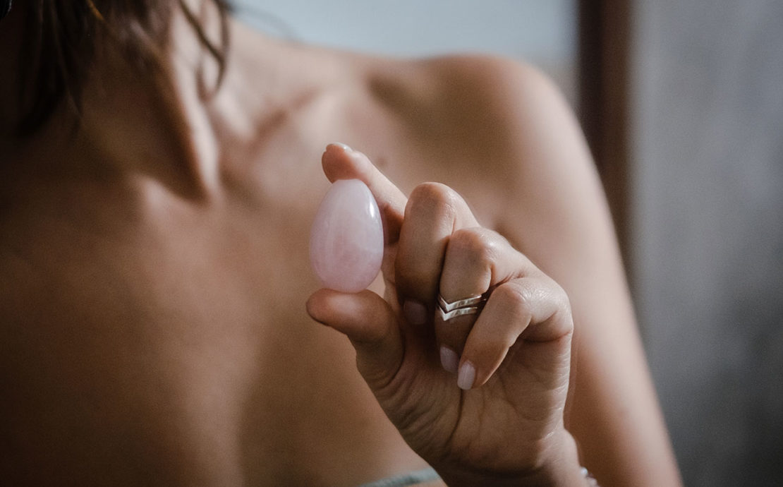 Frau mit Yoni Ei in der Hand