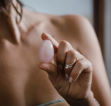 Frau mit Yoni Ei in der Hand