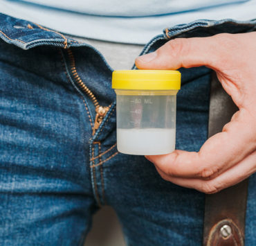 Mann hat Dose mit viel Sperma