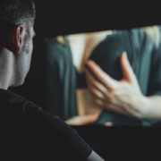 Mann hat eine Pornosucht