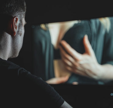 Mann hat eine Pornosucht