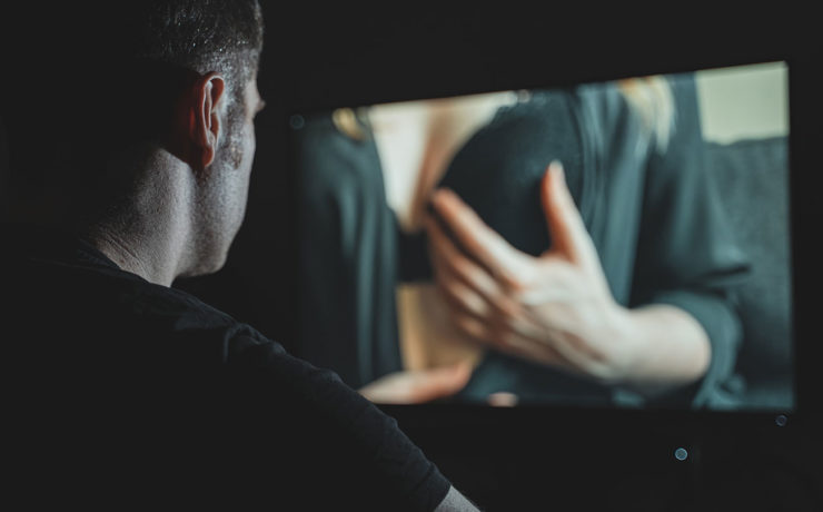 Mann hat eine Pornosucht