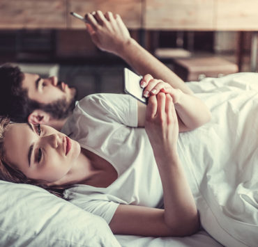 Paar hat schlechten Sex durch Social Media Nutzung