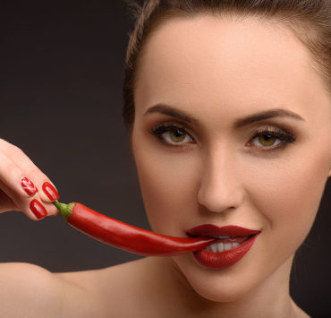 Frau isst aphrodisierende Chili Schote