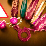 Verschiedene Sextoys mit Warnsymbol