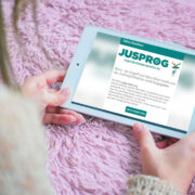 Frau bekommt auf Tablet Jugendschutz Hinweis eingeblendet