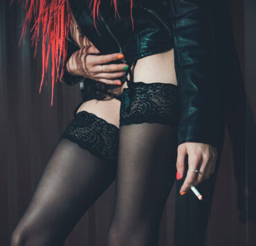 Rothaarige Prostituierte mit Zigarette