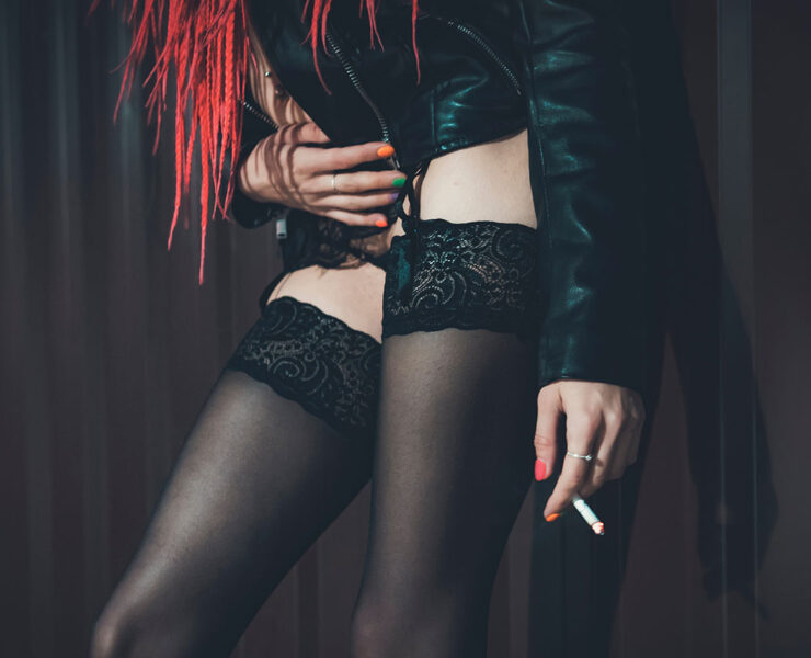 Rothaarige Prostituierte mit Zigarette